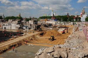 Строительство «Парящего моста» в парке «Зарядье» планируется завершить к концу июня 2017 года. Фото: "Вечерняя Москва"