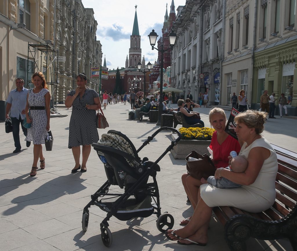 12 августа 2013 года. Пешеходная зона на Никольской улице. После благоустройства здесь очень полюбили гулять москвичи. Москва действительно становится местом, комфортным для жизни