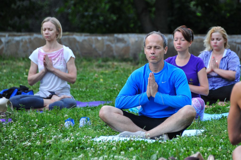 В городских парках начнутся бесплатные мастер-классы по йоге