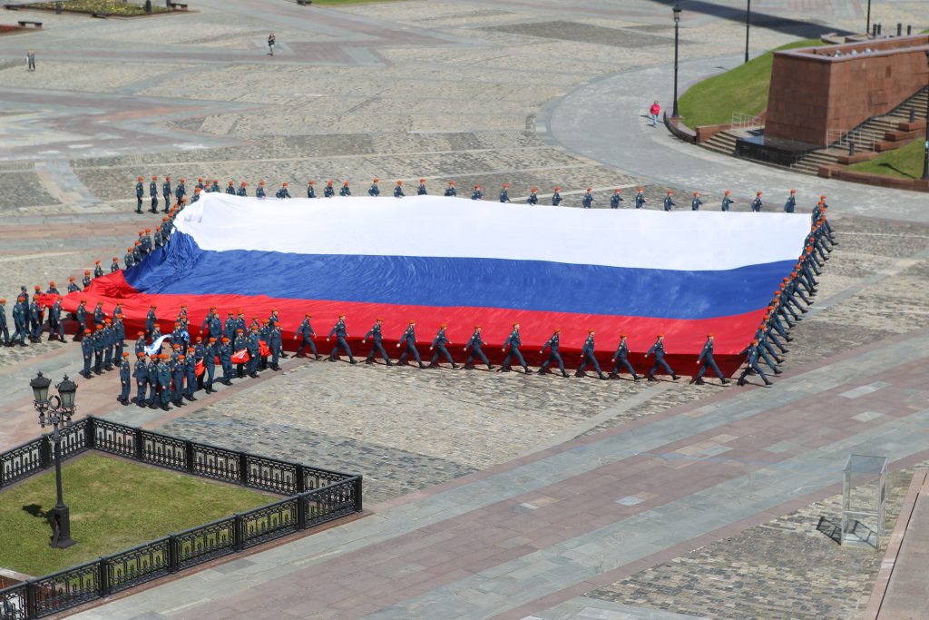Курсанты развернули самый большой флаг России на Поклонной горе