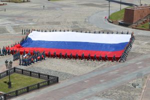 Курсанты развернули самый большой флаг России на Поклонной горе. Фото: архив "ВМ"