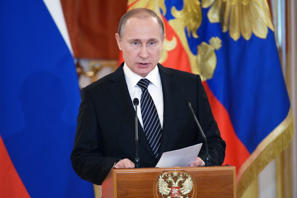 Владимир Путин подписал закон о повышении МРОТ
