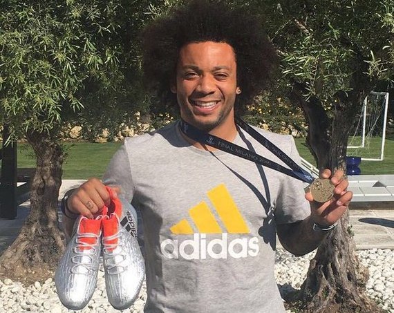 Футболист «Реала» Марсело разыгрывает медаль Лиги чемпионов и свои ботинки в Facebook