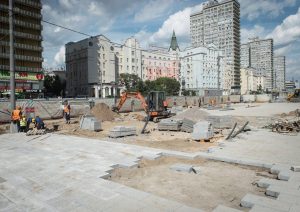 Укладка плитки началась почти на всех ремонтируемых в рамках «Моей улицы» объектах. Фото: Пресс-служба мэрии Москвы