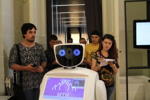 14 июля 2016 года. Робот по имени Алантим проводит экскурсию в Музее архитектуры имени Щусева