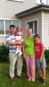 Каждое лето Олег, его супруга Ирина и дети — Ксения и Максим — проводят время на даче.