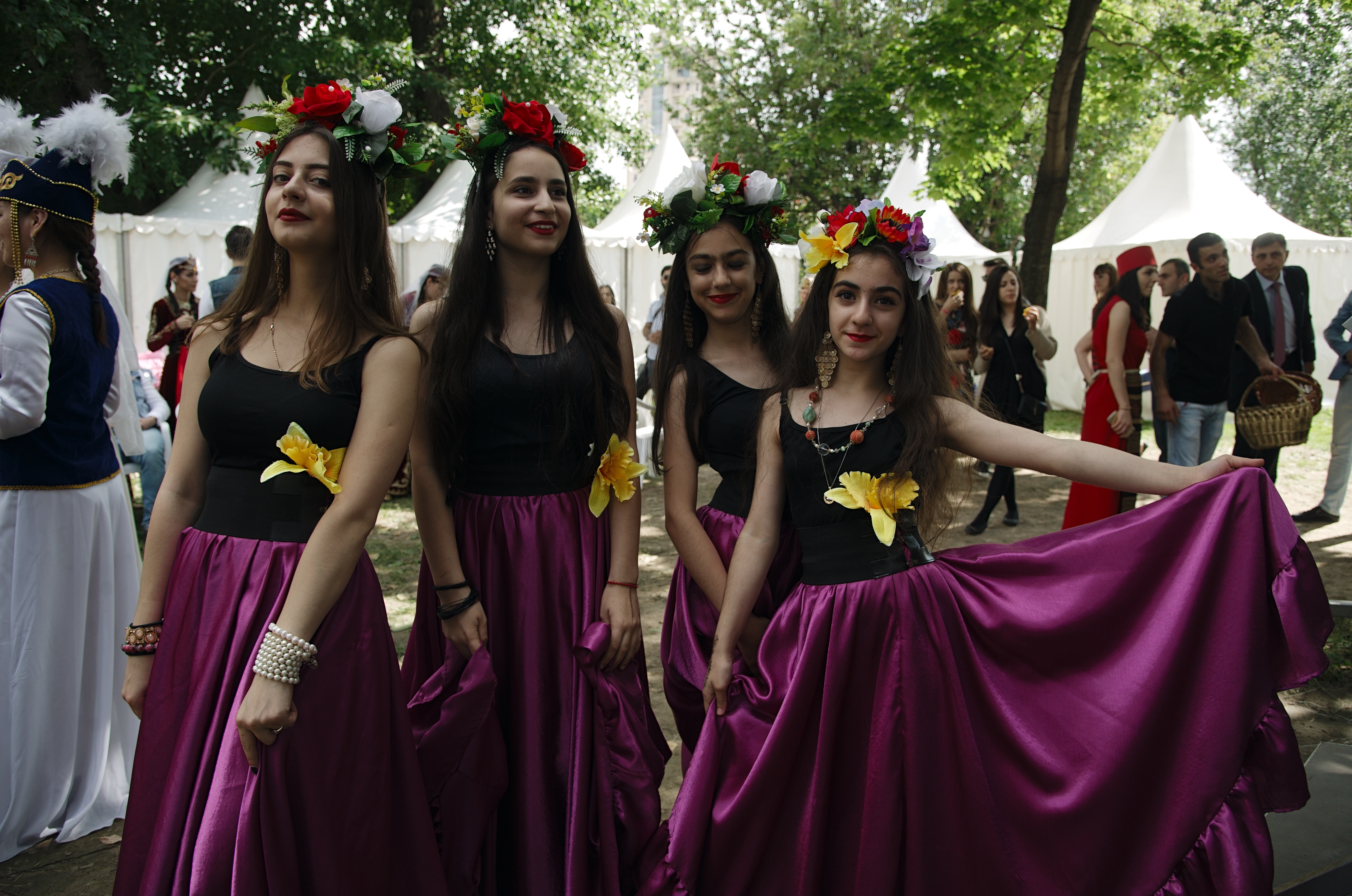 10 июля 2016 года. Девушки из армянского танцевального ансамбля "Айордик" готовятся к выходу на сцену, чтобы исполнить яркий национальный танец для посетителей межнационального праздника "Абрикос" в парке "Музеон"