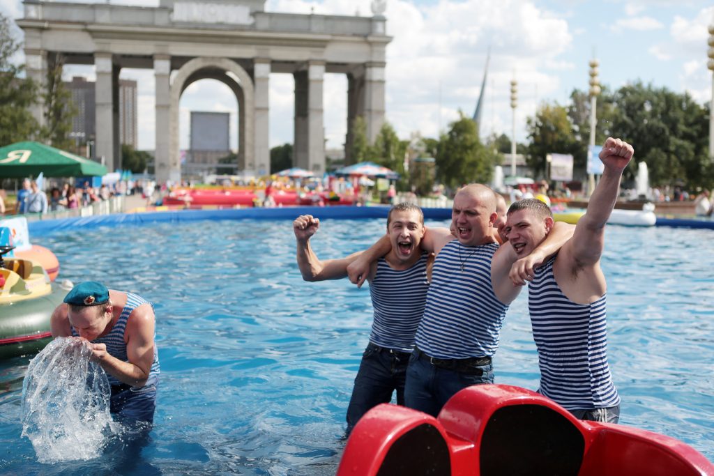 Десантникам разрешат купаться в фонтанах Парка Горького