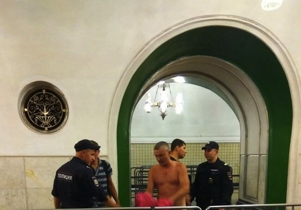 Нетрезвый пассажир Московского метро разделся при досмотре полицией