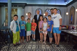 Министр туризма Республики Ливан Мишель Фараон (в центре) со школьниками Гимназии имени Грибоедова