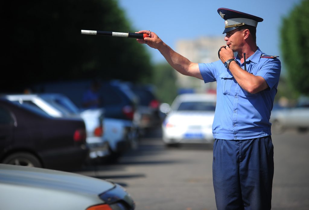 В центре Москвы водителя BMW задержали за езду по пешеходной зоне