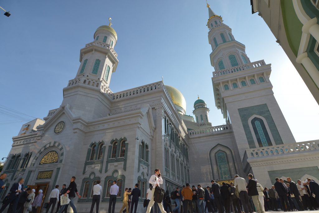 Мусульмане Москвы празднуют Ураза-байрам в соборной мечети