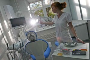 Горожане смогут бесплатно пройти обследование и лечиться в районных стоматологиях. Фото: Владимир Новиков