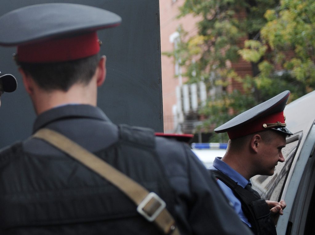 План «Перехват»: на Ленинском проспекте при задержании ударили ножом полицейского