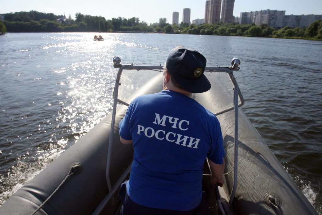 Мужчина бросился в Москву-реку и был спасен МЧС