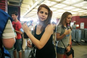 Бутылки с водой раздавали пассажирам станции метро «Алтуфьево»