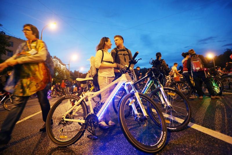 На ночной велопарад в Москве вышли 10000 человек