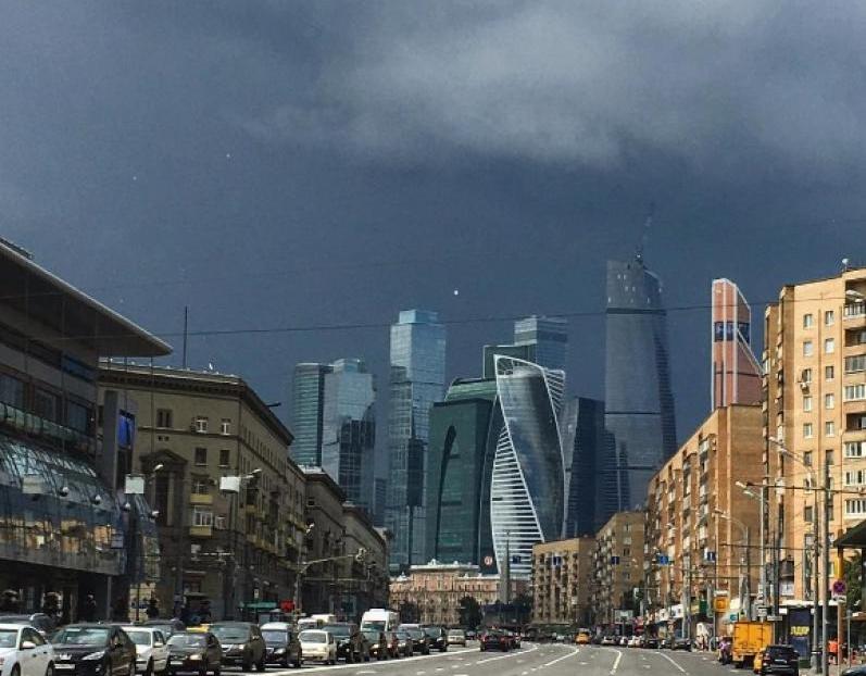 На Москву надвигается гроза и шквалистый ветер
