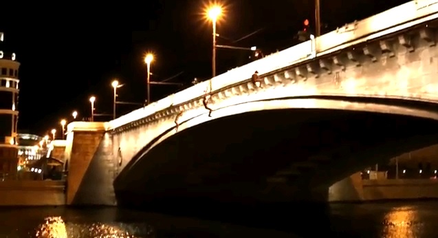Трое голых экстремалов спрыгнули с Большого Москворецкого моста