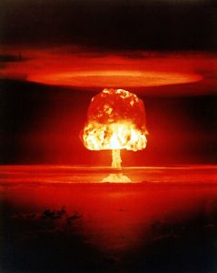 Испытание термоядерной бомбы на атолле Бикини, 1954 г. Мощность взрыва 11 Мт, из которых 7 Мт выделилось от деления тампера из урана-238. Фото: Википедия
