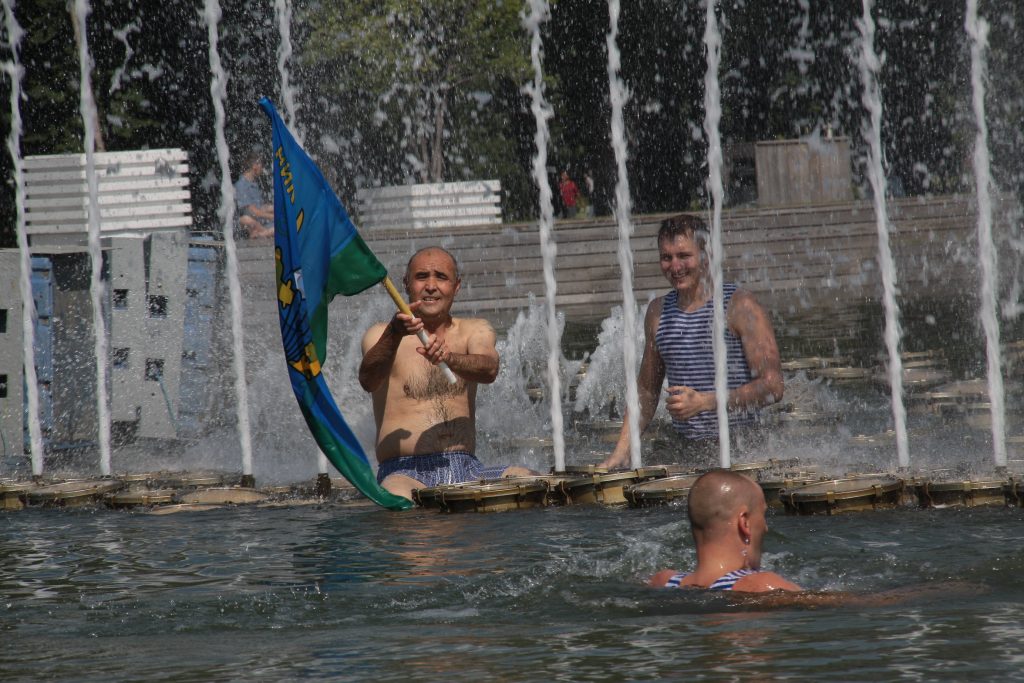 Десант атаковал фонтаны Парка Горького