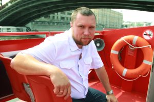 27 июля 2016 года. Матрос Илья Таранов откачивал и спасал сорвавшегося в воду мужчину на Шлюзовой набережной