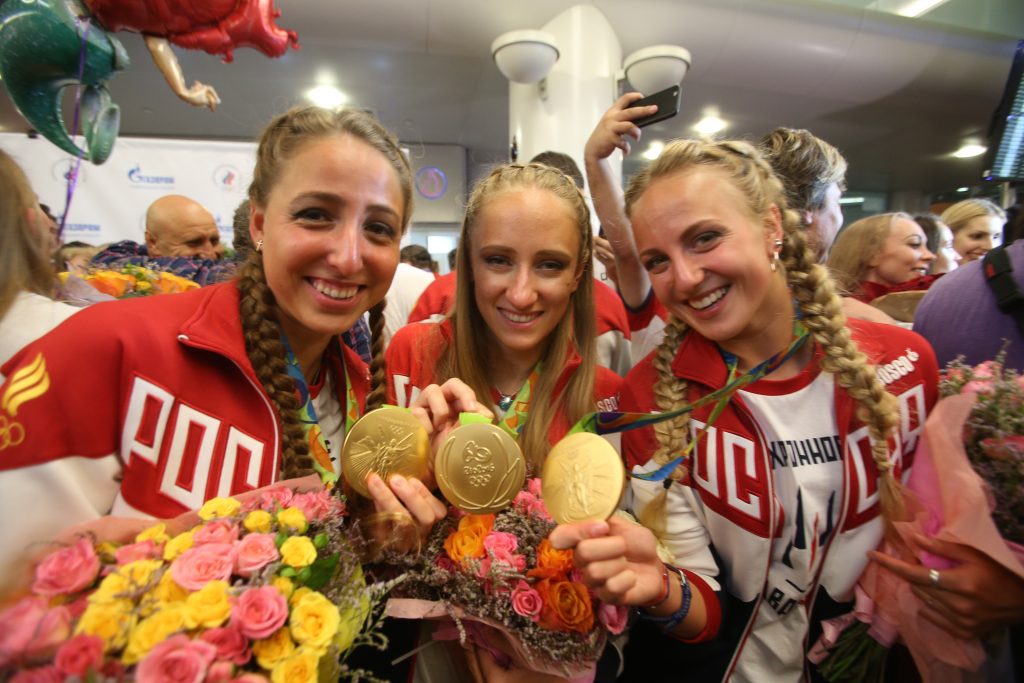 Второй «золотой рейс» российских олимпийцев приземлился в Москве