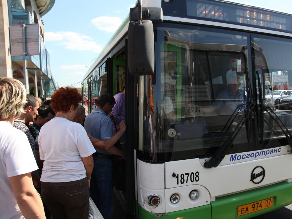 Лопнувшее колесо стало причиной легкой травмы пассажирки троллейбуса на западе Москвы