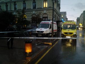 Захватчик заложников в банке сдался сотрудникам полиции. Фото: Валерий Бузовкин, "Вечерняя Москва"