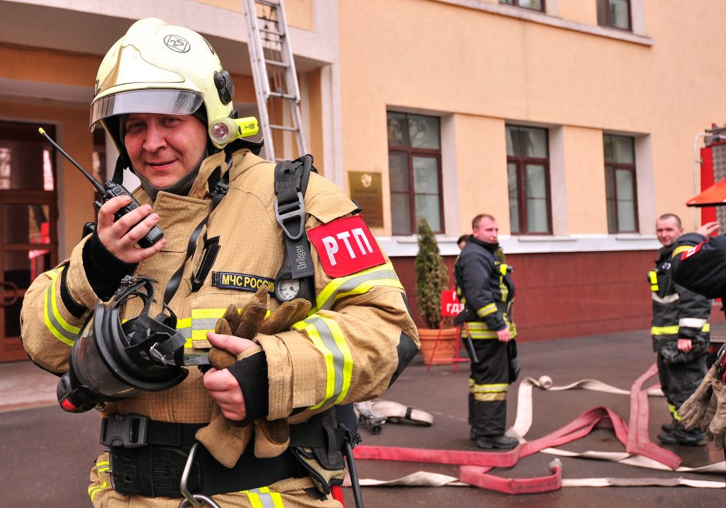 Сотрудники МЧС Москвы потушили пожар и спасли из огня восемь человек