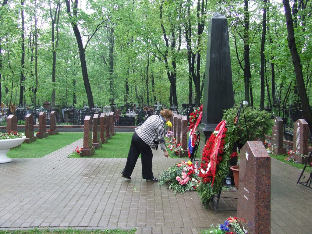Молодежная палата Мещанского района привела в порядок памятники героям войны