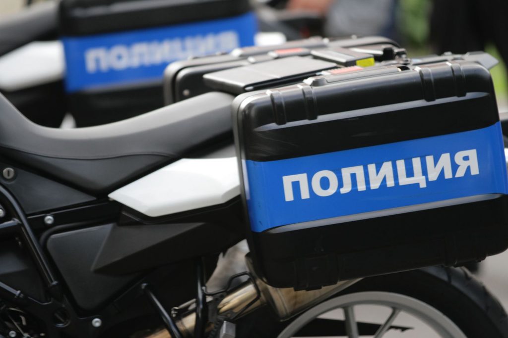 Полиция Москвы выясняет обстоятельства смерти пешехода под колесами грузовика