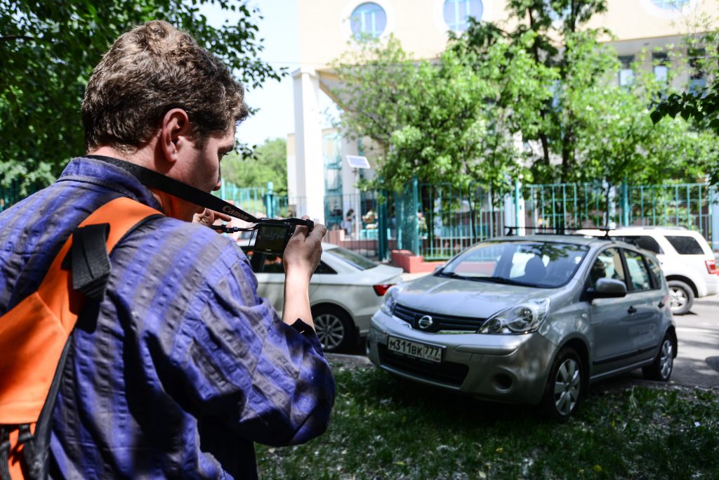 В Москве открыли сервис онлайн-жалоб о парковках на газонах