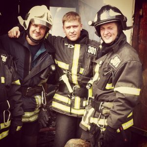 Справа на фото: пожарный Дмитрий Ладыкин 