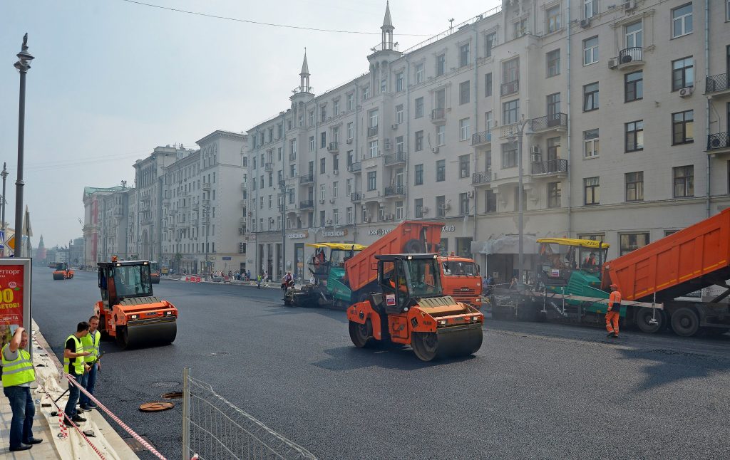 Более 172 тысяч квадратных метров асфальта уложили на улицах Москвы