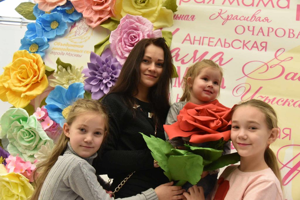 Сергей Собянин наградил многодетные семьи знаком «Родительская слава»