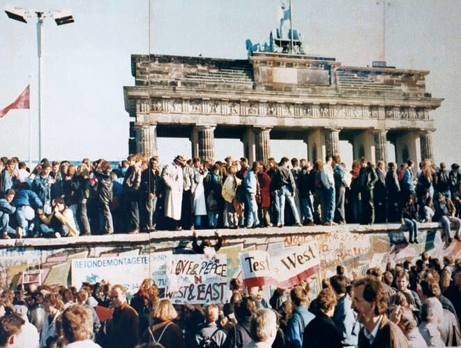 Падение Берлинской стены. Бранденбургские ворота, ноябрь 1989 года. Фото: Википедия