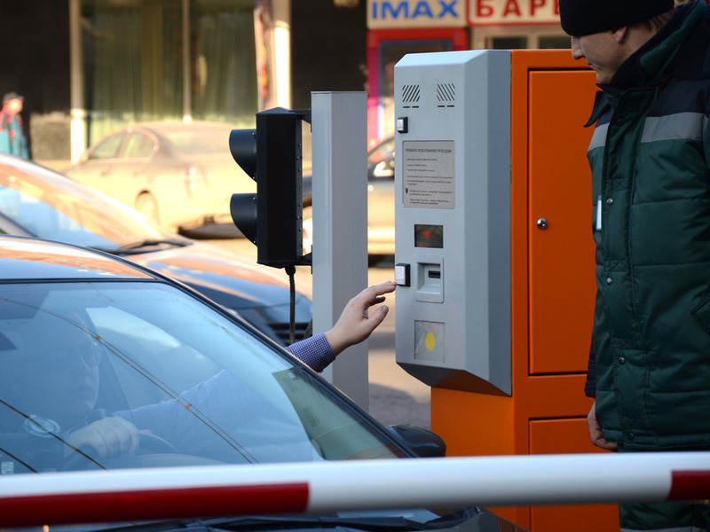 Цены на парковки около ВДНХ и «Сокольников» в будние дни сократились вдвое