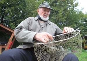 9 сентября 2016 года. Евгений Афанасьевич Шемяков - рыбак со стажем. Из своих 86 он ловит рыбу 80 лет. Но своим последним уловом гордится очень.
