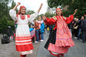 9 сентября 2016 года. Елена Заварзина лихо отплясывает русские народные танцы на празднике района Якиманка.