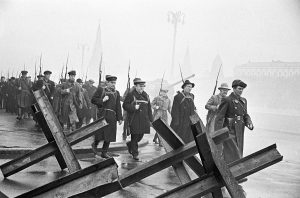 Сентябрь, 1941 год. Бойцы дивизии народного ополчения маршируют по направлению к своим позициям по Красной площади мимо противотанковых «ежей», сваренных из трамвайных рельсов