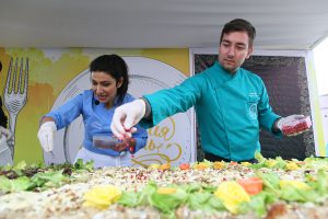 24 сентября 2016 года. Повар Гаяне Бреиова и шеф-повар Руслан Ахмедов украшают торт из паштета на Манежной площади