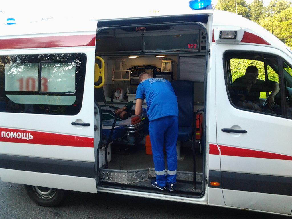 В Москве госпитализировали сбитую автобусом женщину