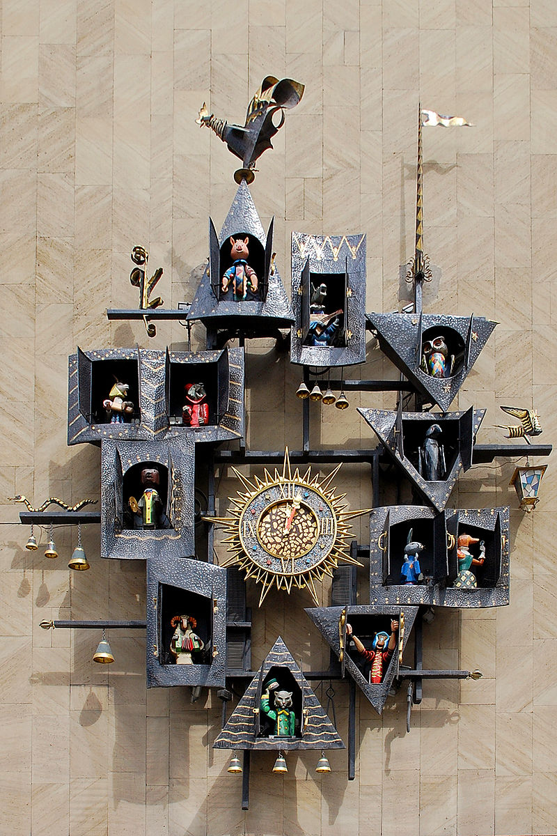 «Кукольные часы» на здании театра; Фото: wikipedia.ru