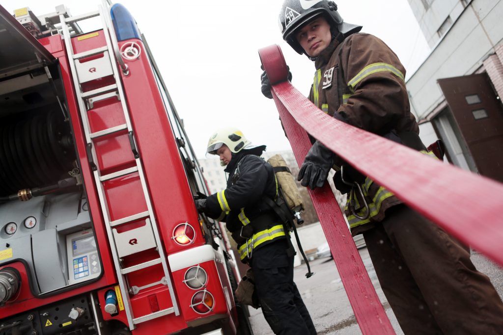 Пожарные эвакуировали и потушили горящий керлинг-клуб на севере Москвы