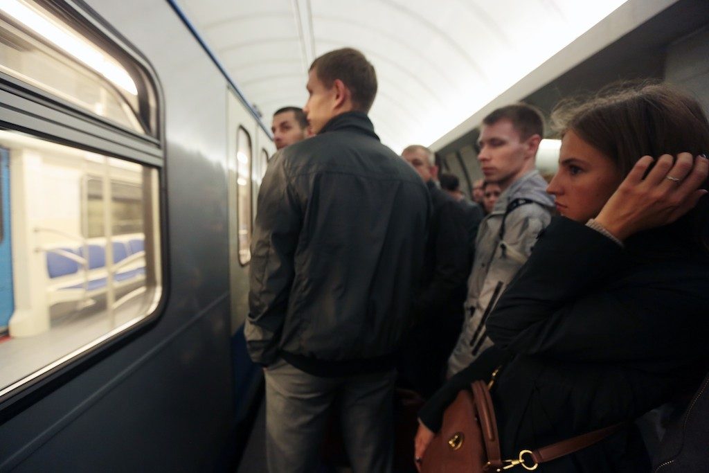 Неисправный поезд: на оранжевой ветке метро увеличились интервалы движения