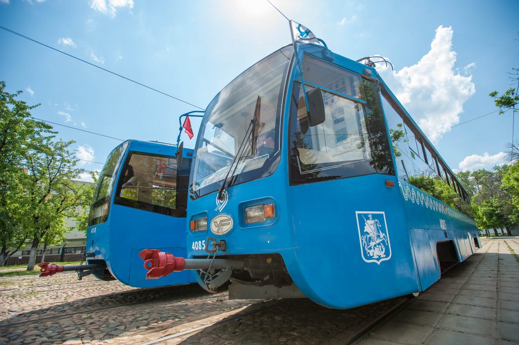 Кинологи ищут «бомбу» в трамвае на севере Москвы