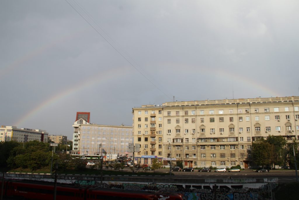 В центре Москвы пенсионерка выпрыгнула из окна, найдена предсмертная записка