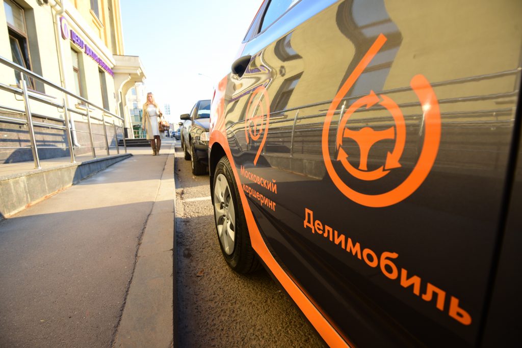 В Москве ищут клиента каршеринга после парковки автомобиля в кювете
