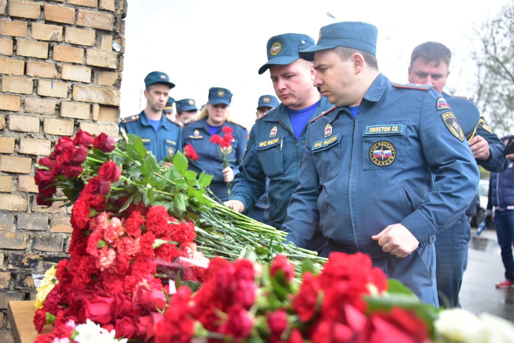 Москва прощается с погибшими при тушении склада пожарными